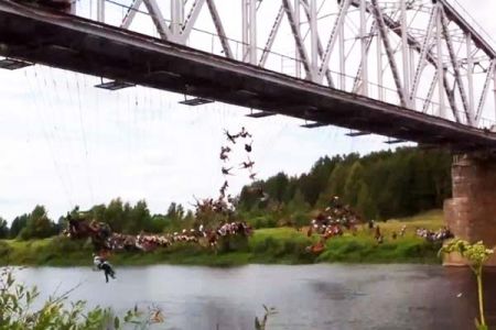 VIDEO: Έχει τρελαθεί ο κόσμος...  Τι κάνουν όλοι αυτοί κρεμασμένοι στη γέφυρα; - Φωτογραφία 1