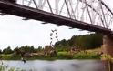 VIDEO: Έχει τρελαθεί ο κόσμος...  Τι κάνουν όλοι αυτοί κρεμασμένοι στη γέφυρα;
