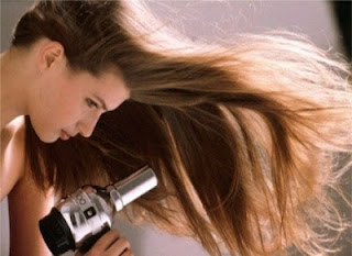 Συμβουλές για να μην καταστρέψετε τα μαλλιά με το σεσουάρ - Φωτογραφία 1