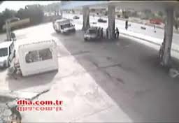 Φορτηγό εκτός ελέγχου προσκρούει σε βενζινάδικο [video] - Φωτογραφία 1