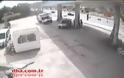 Φορτηγό εκτός ελέγχου προσκρούει σε βενζινάδικο [video]
