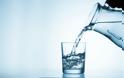 Πόσο νερό πρέπει να πίνουμε; Πώς σχετίζεται με το μεταβολισμό και την απώλεια βάρους; - Φωτογραφία 1