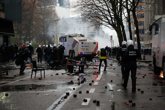 Κοροναϊός – Βρυξέλλες: Αντιεμβολιαστές άναψαν φωτιές και συγκρούστηκαν με αστυνομικούς – «Εμβόλια; Όχι ευχαριστώ» - Φωτογραφία 1
