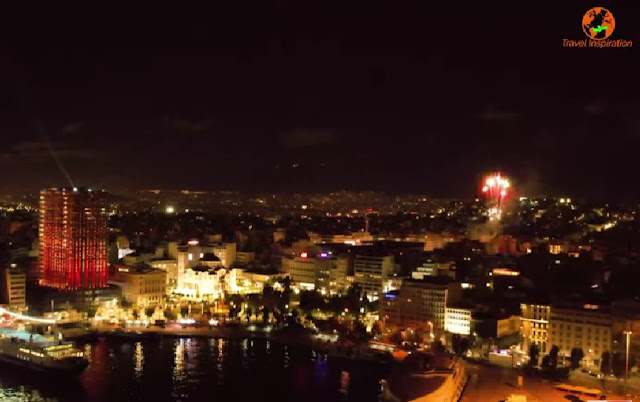 Στα γιορτινά του ντύθηκε ο Πειραιάς - Έγινε η φωταγώγηση του πύργου (Video) - Φωτογραφία 1