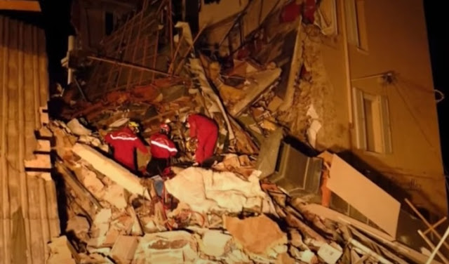 Γαλλία: Κατέρρευσε πολυκατοικία μετά από έκρηξη – Τρεις τραυματίες και έρευνες για εγκλωβισμένους - Φωτογραφία 1