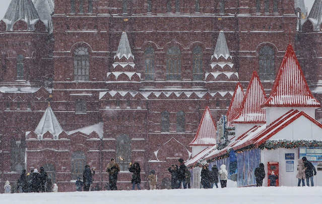 Μόσχα: «Θάφτηκε» στα χιόνια για πρώτη φορά από την εποχή του Στάλιν - Μαγικές εικόνες (Pic) - Φωτογραφία 1