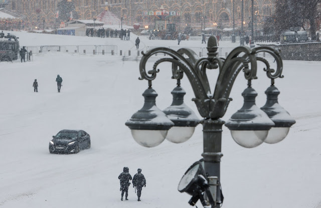 Μόσχα: «Θάφτηκε» στα χιόνια για πρώτη φορά από την εποχή του Στάλιν - Μαγικές εικόνες (Pic) - Φωτογραφία 2