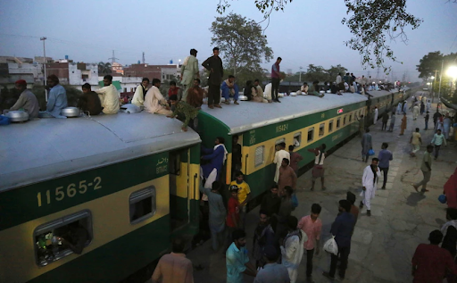 Απίστευτη ιστορία στο Πακιστάν: Οδηγός αμαξοστοιχίας σταμάτησε το τρένο για να… αγοράσει γιαούρτι - Φωτογραφία 1