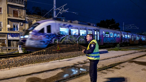 Εκτροχιάστηκε τρένο με 75 επιβάτες στου Ρέντη - Φωτογραφία 1