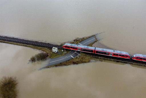 Το 2021 σε εικόνες: Ούτε το πιο προηγμένο σιδηροδρομικό δίκτυο της Ευρώπης δε γλιτώνει από την κλιματική κρίση - Ώρα μηδέν για τον πλανήτη - Φωτογραφία 1