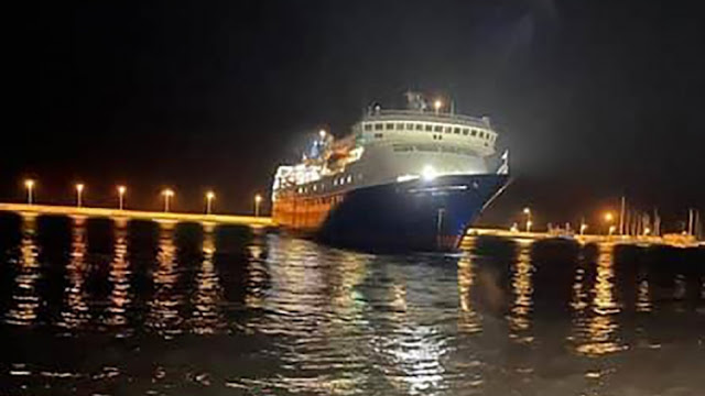 Στα αβαθή στο λιμάνι του Γυθείου «κόλλησε» το πλοίο «Aqua Jewel» - Φωτογραφία 1