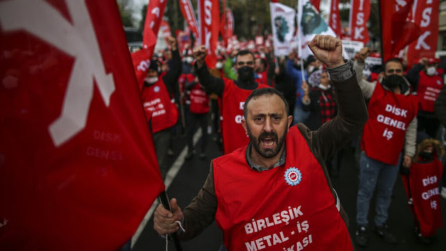 Τουρκία: Χιλιάδες διαδηλώνουν στην Κωνσταντινούπολη για την οικονομία που «γκρεμίζεται» - Φωτογραφία 1