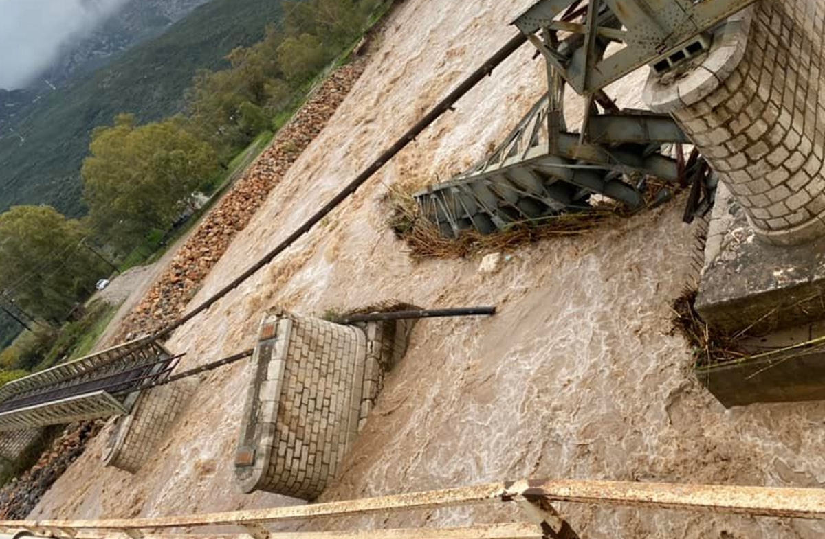 Αιτωλοακαρνανία: Εικόνες από τη γέφυρα που κατέρρευσε, μεγάλες καταστροφές στο οδικό δίκτυο. - Φωτογραφία 1