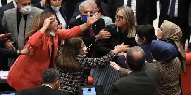 Τουρκία – Γυναίκες βουλευτές πιάστηκαν στα χέρια στη συζήτηση για τον προϋπολογισμό - Φωτογραφία 1