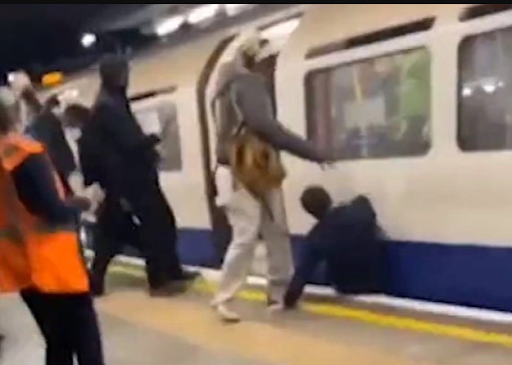 Λονδίνο – Μεθυσμένος νεαρός είχε ατύχημα σε σταθμό του Μετρό. - Φωτογραφία 1