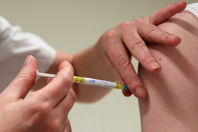 Κοροναϊός - Εμβόλιο: Συνέλαβαν άνδρα λίγο πριν εμβολιαστεί για ένατη φορά - Φωτογραφία 1