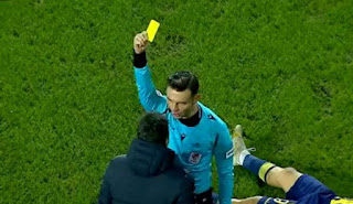 Διαιτητής έδειξε κίτρινη κάρτα σε γιατρό που πλησίασε πεσμένο παίκτη - Φωτογραφία 1
