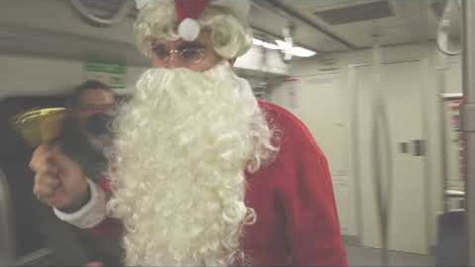 Ο Άγιος Βασίλης πήγε βόλτα με το Μετρό (Δείτε βίντεο). - Φωτογραφία 2