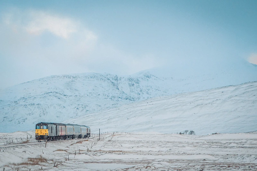 Ταξιδέψετε με τρένο στα χιονισμένα τοπία της  Ελβετίας και ζήστε σιδηροδρομικές περιπέτειες  στα χιονισμένα υψίπεδα της Σκωτίας. - Φωτογραφία 2
