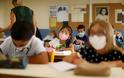 Κοροναϊός - Γαλλία: Άνοιξαν και πάλι τα σχολεία, τι εξετάζεται για το εμβολιαστικό πάσο