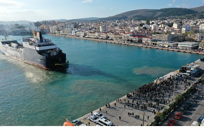 Χίος: Οι κάτοικοι έδιωξαν πλοίο με μηχανήματα για την κατασκευή της κλειστής δομής προσφύγων - Φωτογραφία 1