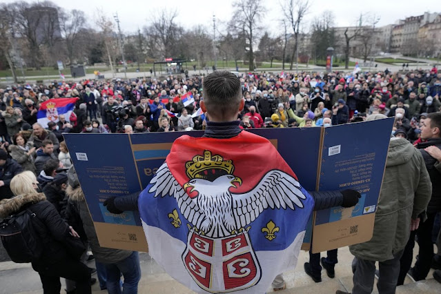Νόβακ Τζόκοβιτς: Εκατοντάδες Σέρβοι στη διαδήλωση στο Βελιγράδι - Φωτογραφία 1