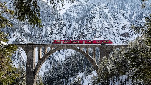 Η πιο γραφική διαδρομή με το τρένο της Ευρώπης σας μεταφέρει σε μέρη που δεν πιστεύατε ότι θα μπορούσε να πάει το τρένο! - Φωτογραφία 1