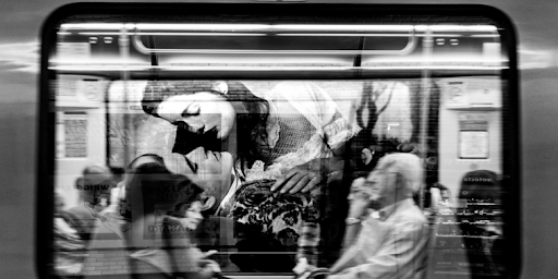 Φωτογράφος βγάζει ποιητικές φωτο αγνώστων στο μετρό του Παρισιού κατά τη διάρκεια της διαδρομής. - Φωτογραφία 1