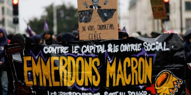 «Εμείς θα σε τσαντίσουμε» -Χιλιάδες αντιεμβολιαστές διαδήλωσαν στη Γαλλία κατά του Μακρόν - Φωτογραφία 1
