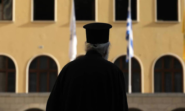 Εύβοια: Kατέρρευσε ιερέας την ώρα της Θείας λειτουργίας στη Χαλκίδα - Φωτογραφία 1