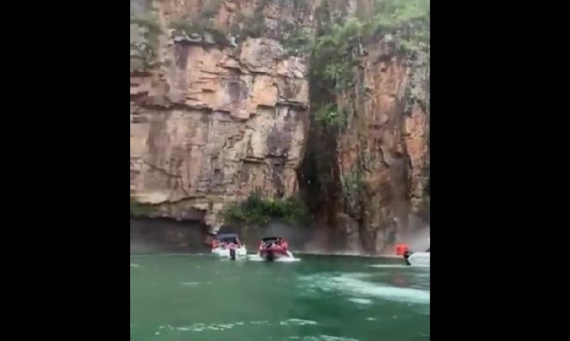 Σοκαριστικό: Τεράστιος βράχος καταπλάκωσε τουρίστες σε λίμνη (Video) - Φωτογραφία 1