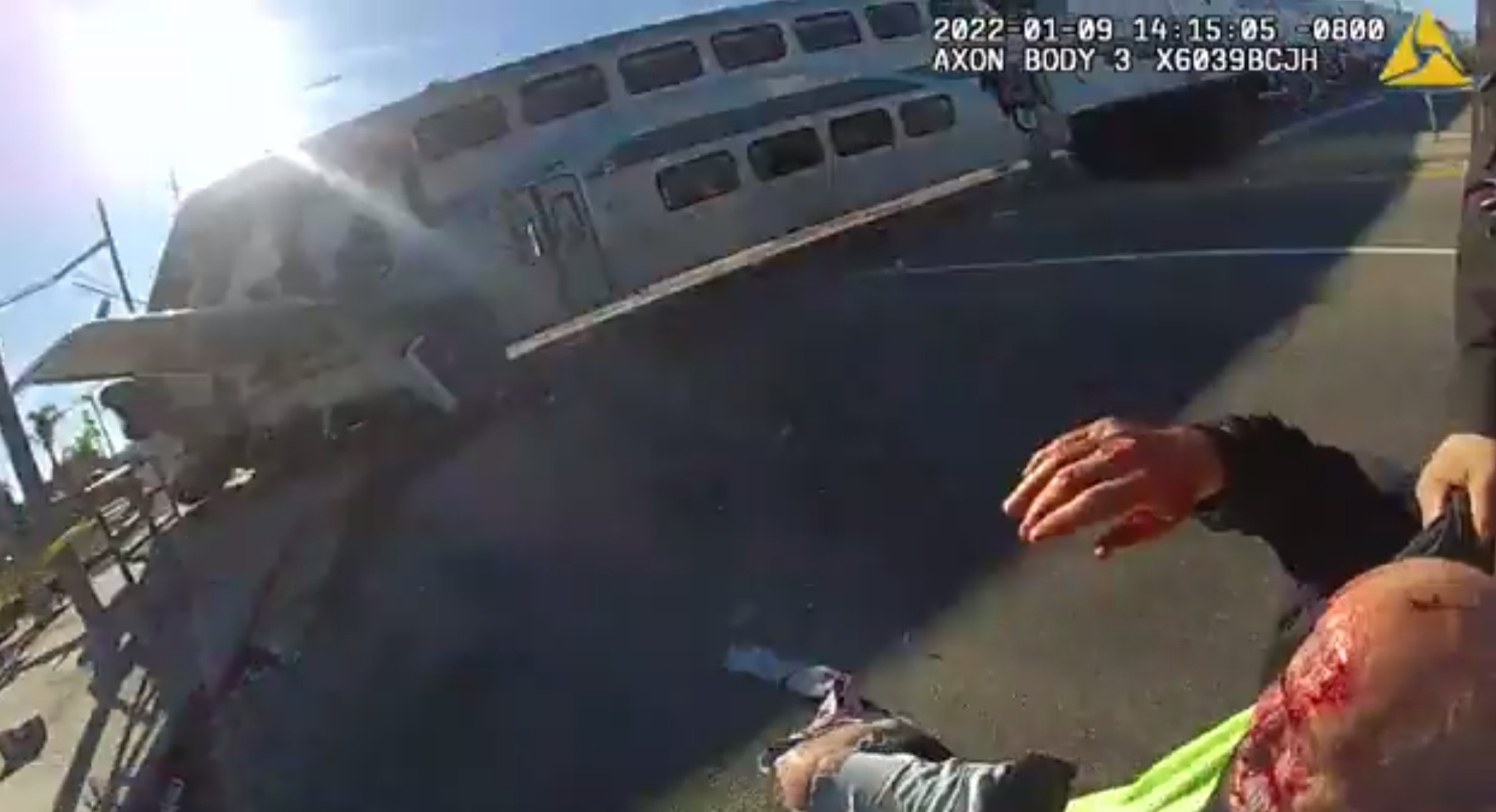 Λος Άντζελες: Έσωσαν πιλότο αεροπλάνου δευτερόλεπτα πριν τον χτυπήσει τρένο! Βίντεο ντοκουμέντο με τις δραματικές στιγμές - Φωτογραφία 1
