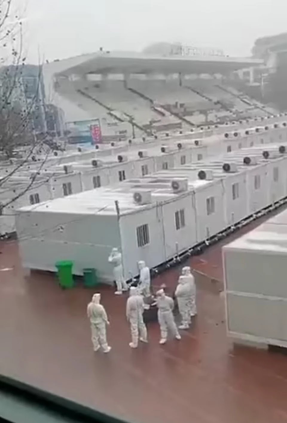 Bίντεο - σοκ από τα «στρατόπεδα καραντίνας» στην Κίνα. Στριμώχνουν σε κοντέινερ έγκυες και παιδιά με Covid - Φωτογραφία 1
