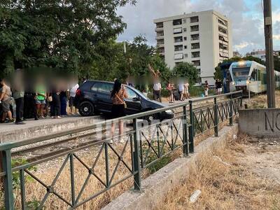 Πάτρα: Εκτροπή οχήματος σε σιδηροδρομική γραμμή – Το τρένο πρόλαβε και σταμάτησε - Φωτογραφία 2