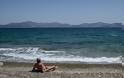 Ένας στους δύο Έλληνες δεν θα κάνει φέτος διακοπές λόγω ακρίβειας