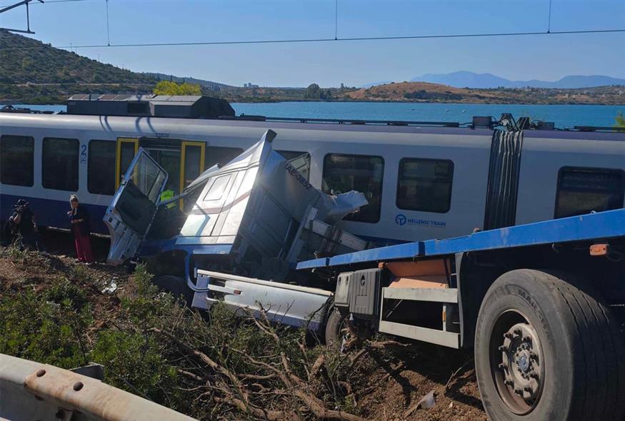 Αυλίδα: Πώς έγινε η σύγκρουση τρένου με φορτηγό - Η κίνηση που έσωσε τους δύο μηχανοδηγούς - Φωτογραφία 2