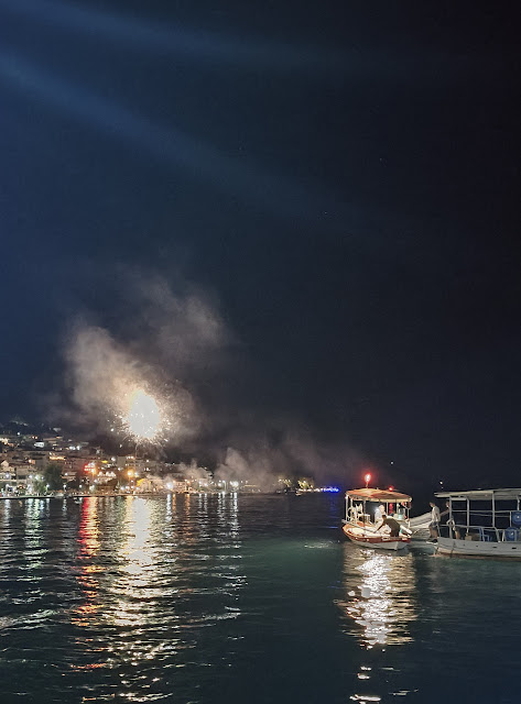 Πλήθος κόσμου στη Βαρκαρόλα της Αμφιλοχίας το βράδυ της Κυριακής (ΕΙΚΟΝΕΣ). - Φωτογραφία 2