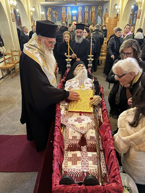 Τελέστηκε ἡ Ἐξόδιος Ἀκολουθία καὶ ἡ ταφὴ τοῦ μακαριστοῦ Γέροντος Κοσμᾶ, Καθηγουμένου τῆς Ἱερᾶς Μονῆς Στομίου Κονίτσης - Φωτογραφία 17