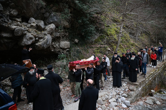 Τελέστηκε ἡ Ἐξόδιος Ἀκολουθία καὶ ἡ ταφὴ τοῦ μακαριστοῦ Γέροντος Κοσμᾶ, Καθηγουμένου τῆς Ἱερᾶς Μονῆς Στομίου Κονίτσης - Φωτογραφία 19