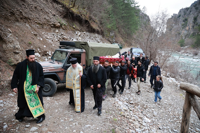 Τελέστηκε ἡ Ἐξόδιος Ἀκολουθία καὶ ἡ ταφὴ τοῦ μακαριστοῦ Γέροντος Κοσμᾶ, Καθηγουμένου τῆς Ἱερᾶς Μονῆς Στομίου Κονίτσης - Φωτογραφία 21