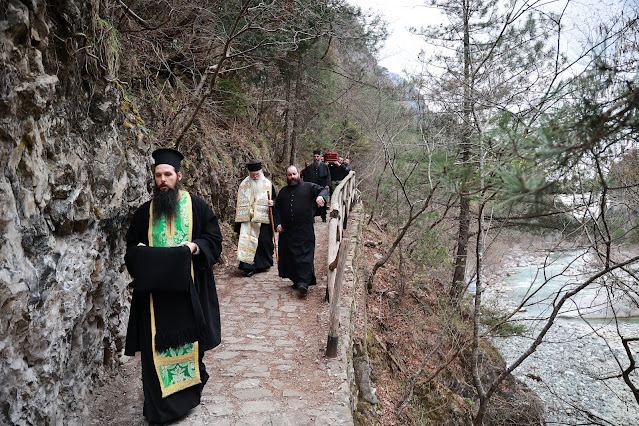 Τελέστηκε ἡ Ἐξόδιος Ἀκολουθία καὶ ἡ ταφὴ τοῦ μακαριστοῦ Γέροντος Κοσμᾶ, Καθηγουμένου τῆς Ἱερᾶς Μονῆς Στομίου Κονίτσης - Φωτογραφία 22