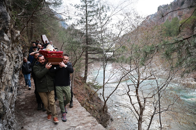 Τελέστηκε ἡ Ἐξόδιος Ἀκολουθία καὶ ἡ ταφὴ τοῦ μακαριστοῦ Γέροντος Κοσμᾶ, Καθηγουμένου τῆς Ἱερᾶς Μονῆς Στομίου Κονίτσης - Φωτογραφία 23