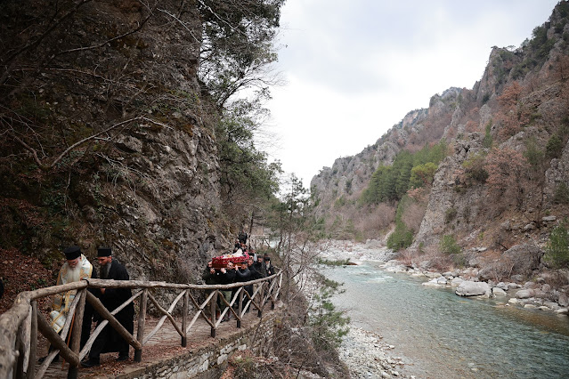Τελέστηκε ἡ Ἐξόδιος Ἀκολουθία καὶ ἡ ταφὴ τοῦ μακαριστοῦ Γέροντος Κοσμᾶ, Καθηγουμένου τῆς Ἱερᾶς Μονῆς Στομίου Κονίτσης - Φωτογραφία 24