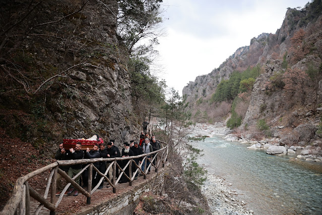 Τελέστηκε ἡ Ἐξόδιος Ἀκολουθία καὶ ἡ ταφὴ τοῦ μακαριστοῦ Γέροντος Κοσμᾶ, Καθηγουμένου τῆς Ἱερᾶς Μονῆς Στομίου Κονίτσης - Φωτογραφία 25