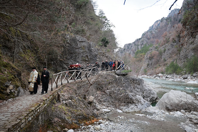 Τελέστηκε ἡ Ἐξόδιος Ἀκολουθία καὶ ἡ ταφὴ τοῦ μακαριστοῦ Γέροντος Κοσμᾶ, Καθηγουμένου τῆς Ἱερᾶς Μονῆς Στομίου Κονίτσης - Φωτογραφία 26