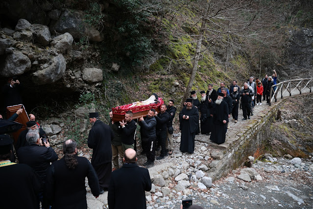 Τελέστηκε ἡ Ἐξόδιος Ἀκολουθία καὶ ἡ ταφὴ τοῦ μακαριστοῦ Γέροντος Κοσμᾶ, Καθηγουμένου τῆς Ἱερᾶς Μονῆς Στομίου Κονίτσης - Φωτογραφία 28