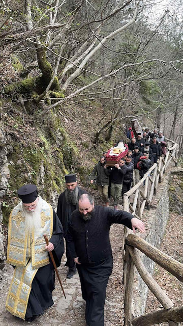 Τελέστηκε ἡ Ἐξόδιος Ἀκολουθία καὶ ἡ ταφὴ τοῦ μακαριστοῦ Γέροντος Κοσμᾶ, Καθηγουμένου τῆς Ἱερᾶς Μονῆς Στομίου Κονίτσης - Φωτογραφία 29
