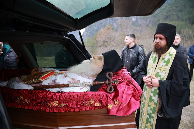 Τελέστηκε ἡ Ἐξόδιος Ἀκολουθία καὶ ἡ ταφὴ τοῦ μακαριστοῦ Γέροντος Κοσμᾶ, Καθηγουμένου τῆς Ἱερᾶς Μονῆς Στομίου Κονίτσης - Φωτογραφία 31