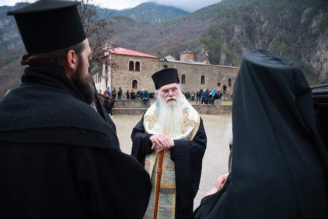 Τελέστηκε ἡ Ἐξόδιος Ἀκολουθία καὶ ἡ ταφὴ τοῦ μακαριστοῦ Γέροντος Κοσμᾶ, Καθηγουμένου τῆς Ἱερᾶς Μονῆς Στομίου Κονίτσης - Φωτογραφία 32