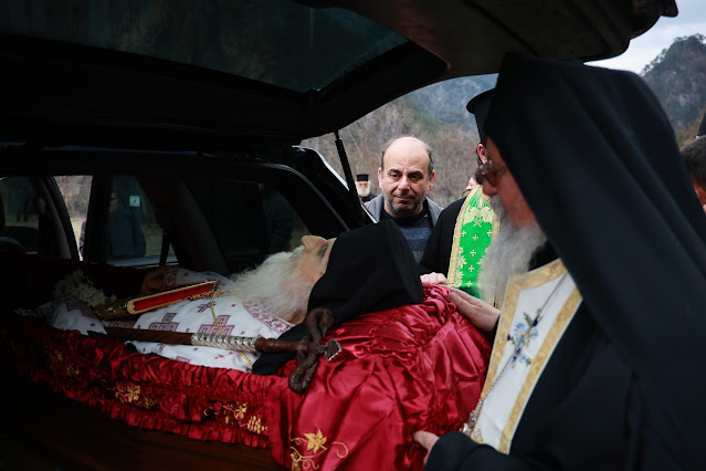 Τελέστηκε ἡ Ἐξόδιος Ἀκολουθία καὶ ἡ ταφὴ τοῦ μακαριστοῦ Γέροντος Κοσμᾶ, Καθηγουμένου τῆς Ἱερᾶς Μονῆς Στομίου Κονίτσης - Φωτογραφία 33